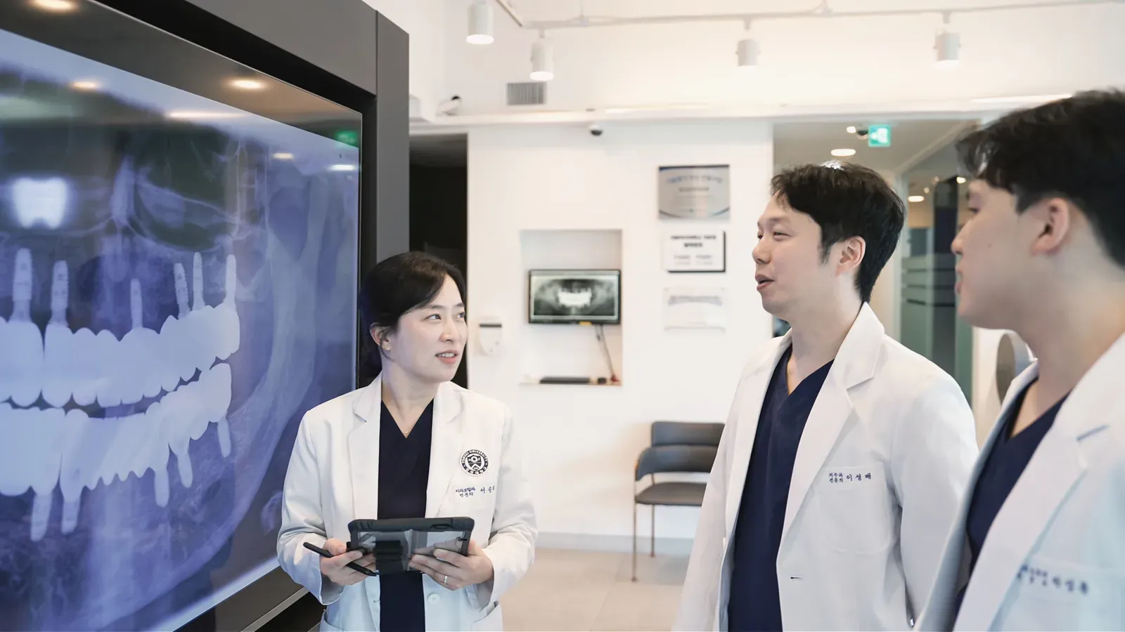 당산원치과 보철과·치주과·보존과·교정과 전문의가 한 환자를 함께 진료하는 협진 모습